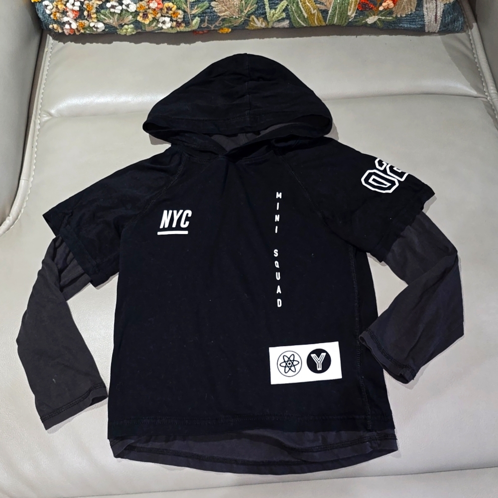 H&M Boys long sleeve hood tee size 6/8